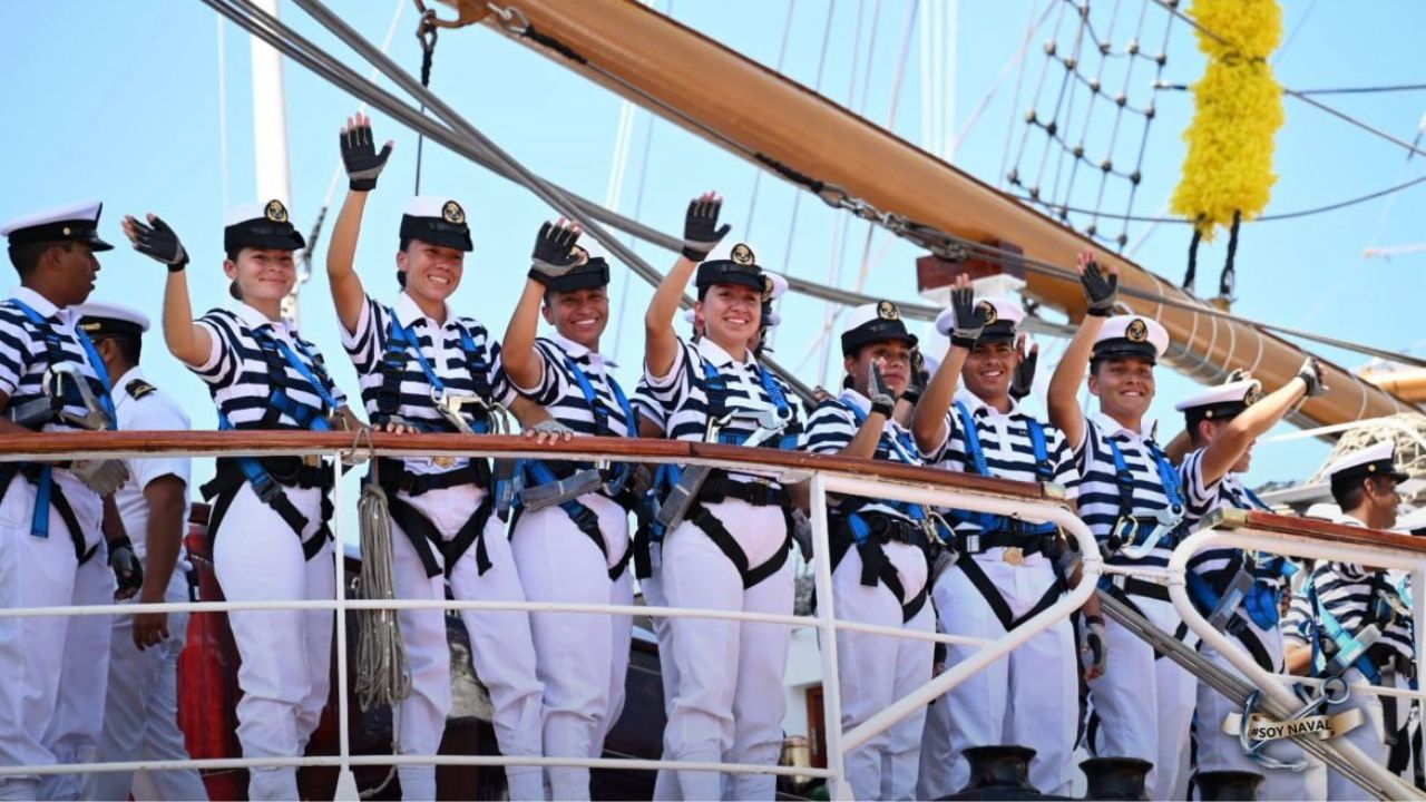 Este domingo zarpó del puerto de Acapulco, Guerrero, el Buque Escuela “Cuauhtémoc”.