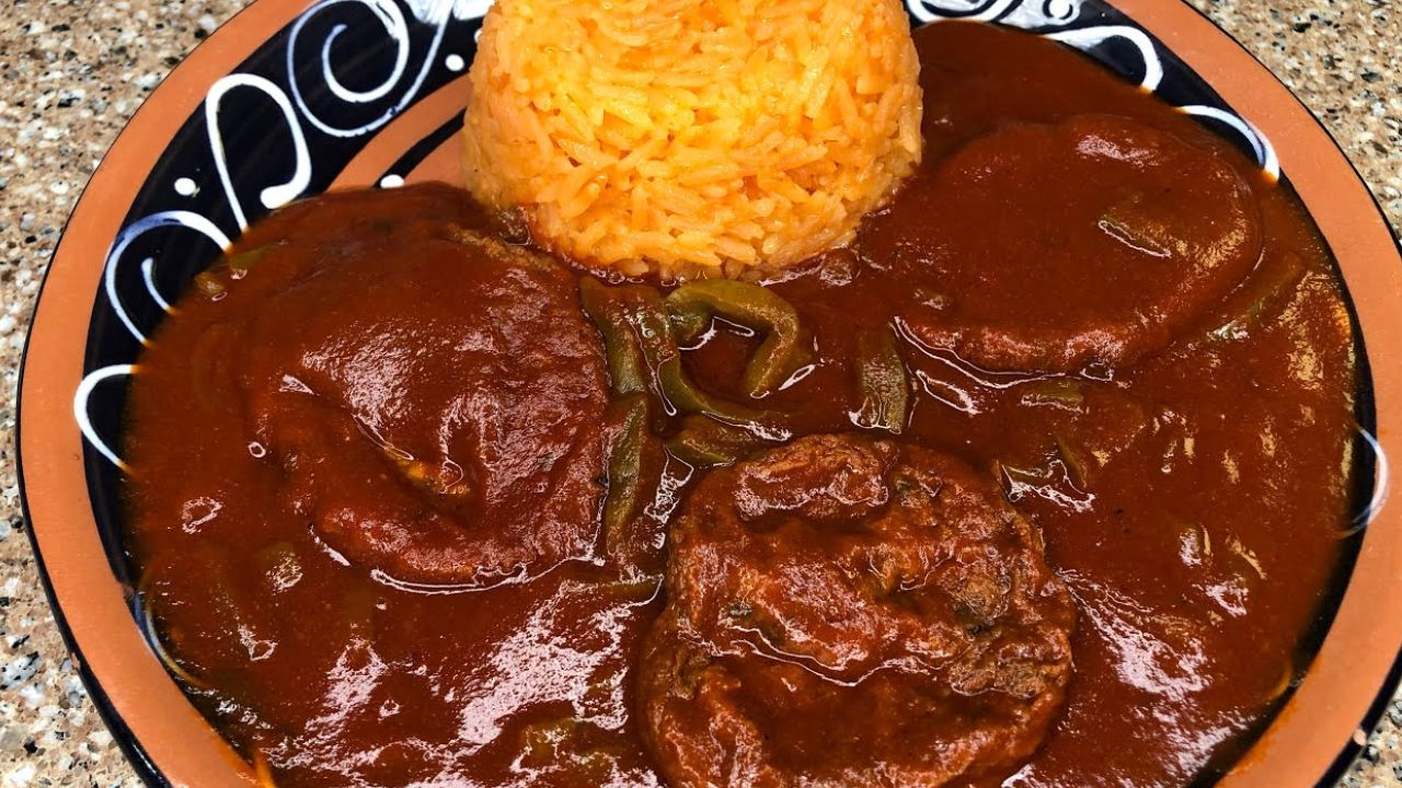 Mole con tortitas de camarón y nopales 