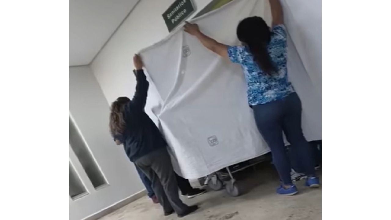 Sacan a una mujer que dio a luz en el baño de la Clínica 48 en una camilla: cubren con una sábana la escena 