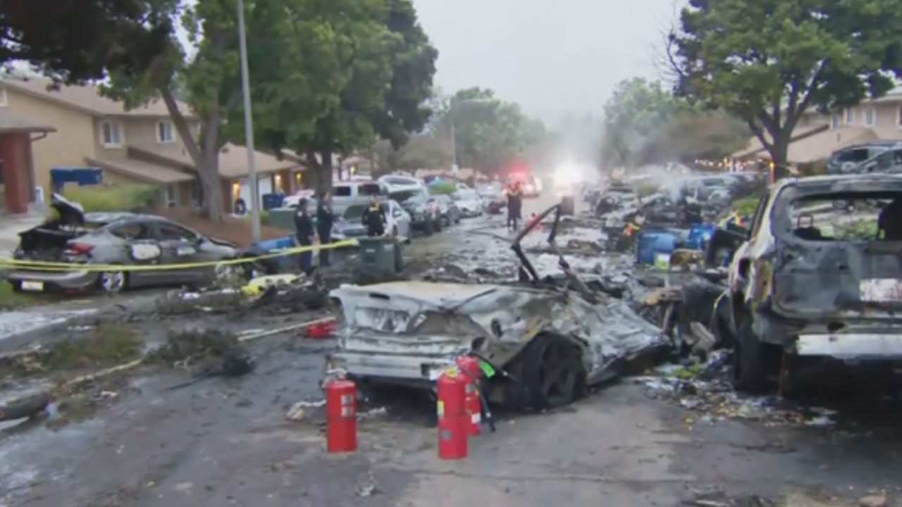Autos incendiados tras avioneta que se estrello en San Diego 