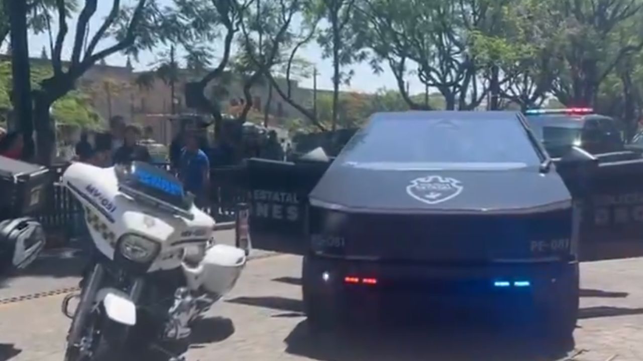 Se incorporan tres camionetas Cybertruck de Tesla al equipamiento de la Policía de Inteligencia de la Secretaría de Seguridad del Estado. 