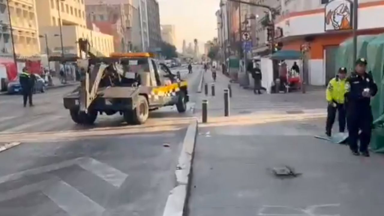 La conductora detenida manejaba un auto color azul de alta gama 