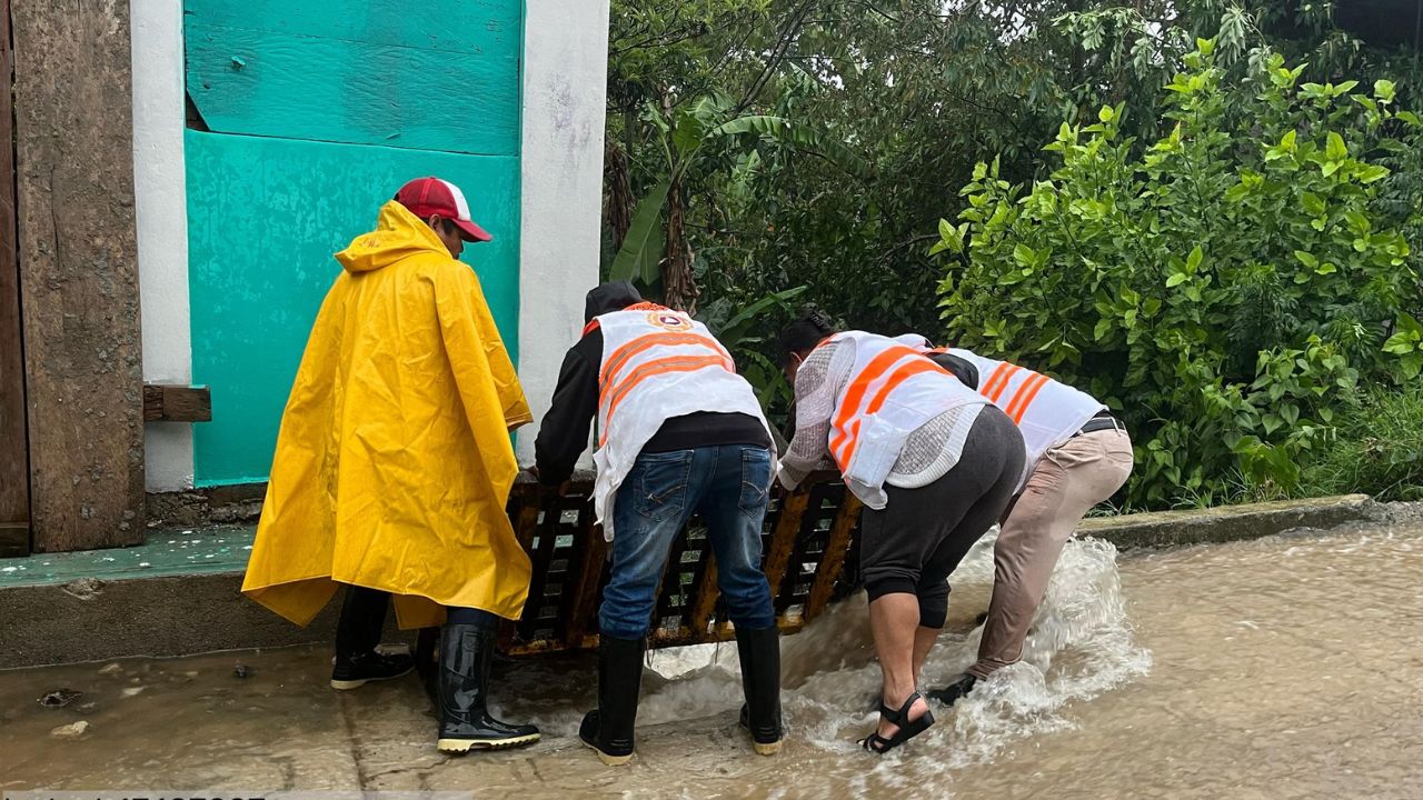 Se reporta de manera preliminar el desbordamiento del canal pluvial del Barrio Centro, en Chiapas tras las fuertes lluvias 