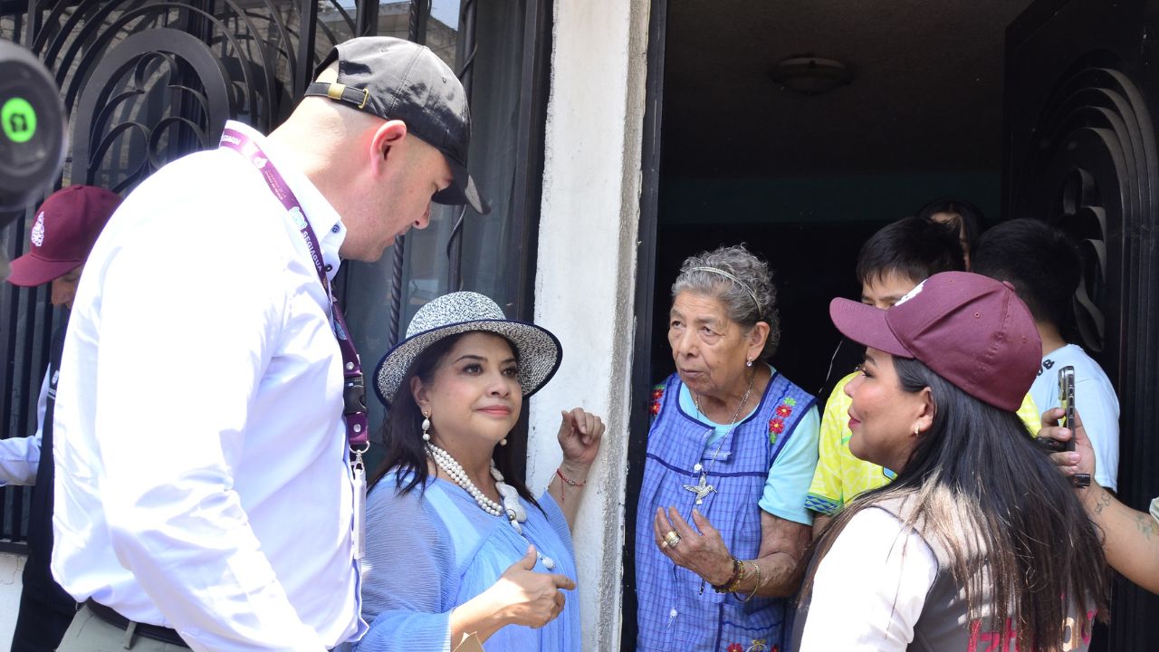 Julia Álvarez  acompañó a Clara Brugada 
en un recorrido por la colonia Campamento 2 de octubre, en la alcaldía Iztacalco