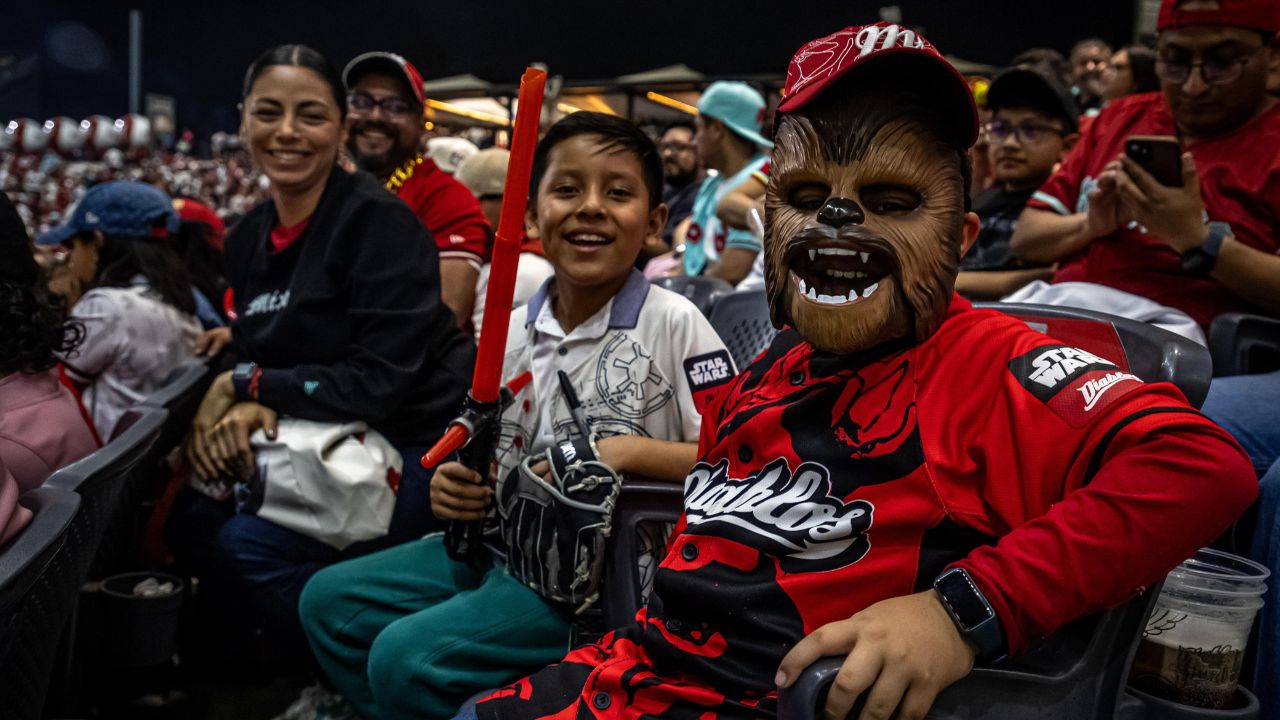 En el partido de los Diablos Rojos del  México no faltaron los peluches de Bebé Yoda, las máscaras, los cascos de Ejércitos , capas y sables de luz