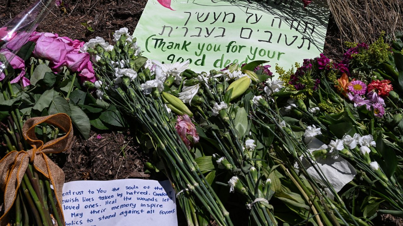 Se ven flores y notas en un monumento conmemorativo frente al Museo Judío de la Capital