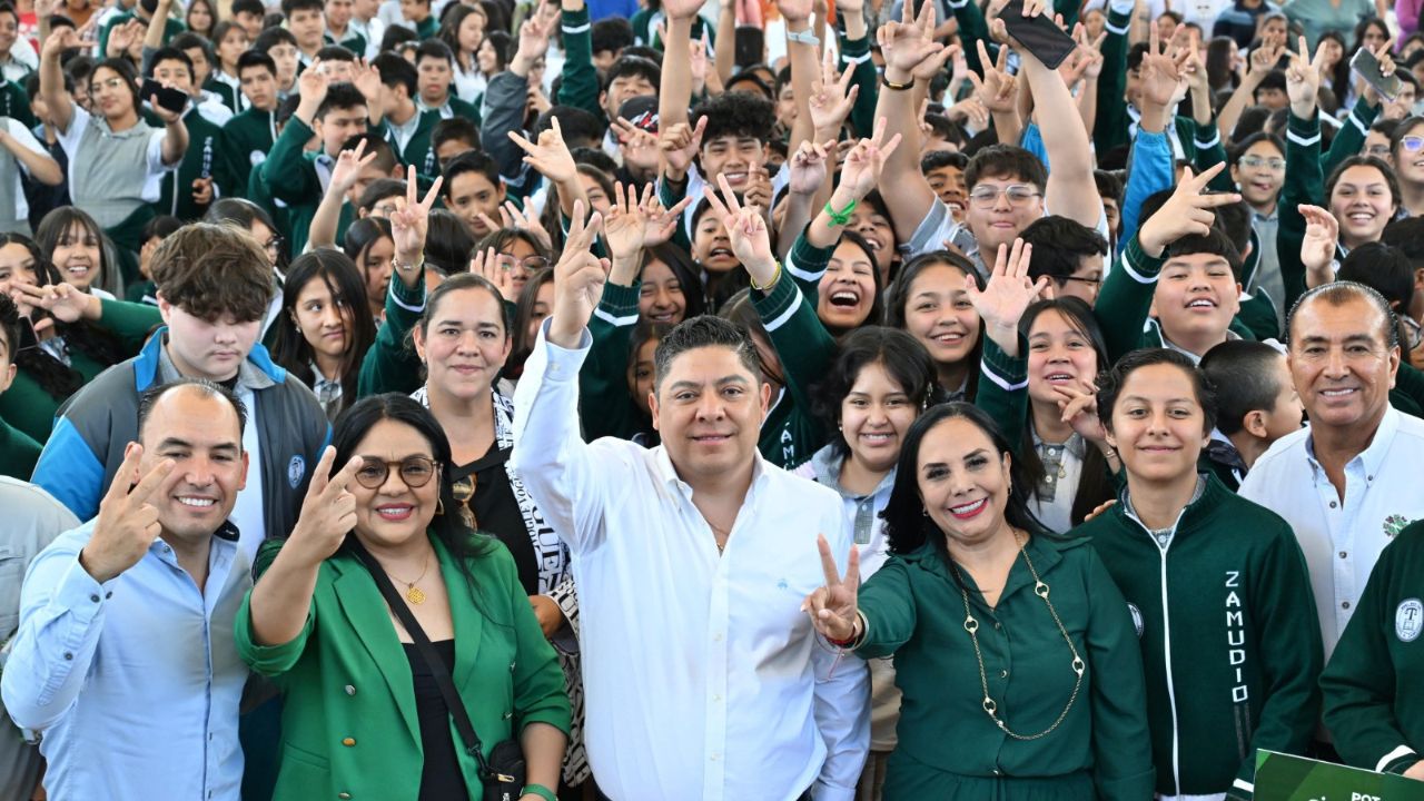 En la secundaria Justo A. Zamudio, Ricardo Gallardo anunció la construcción de una cancha con pasto sintético