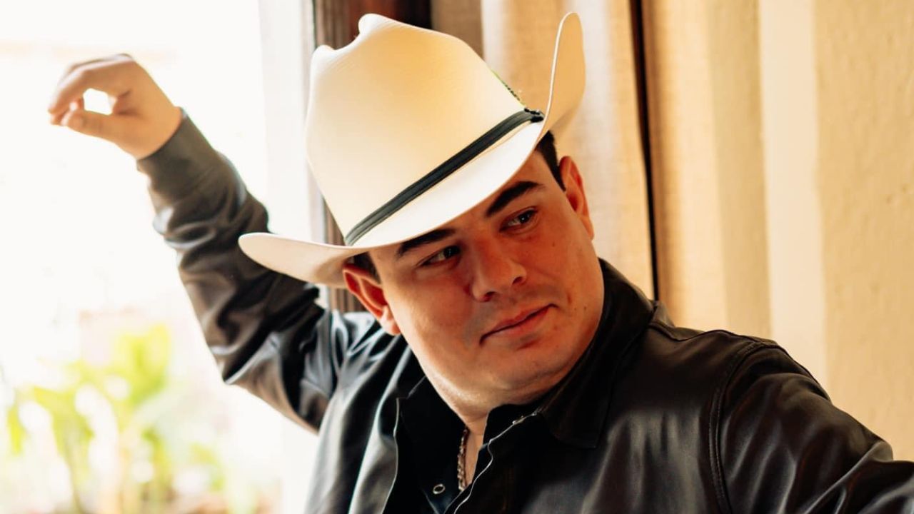 Alfredo Olivas tocó narcocorridos en Monterrey; público los coreó.