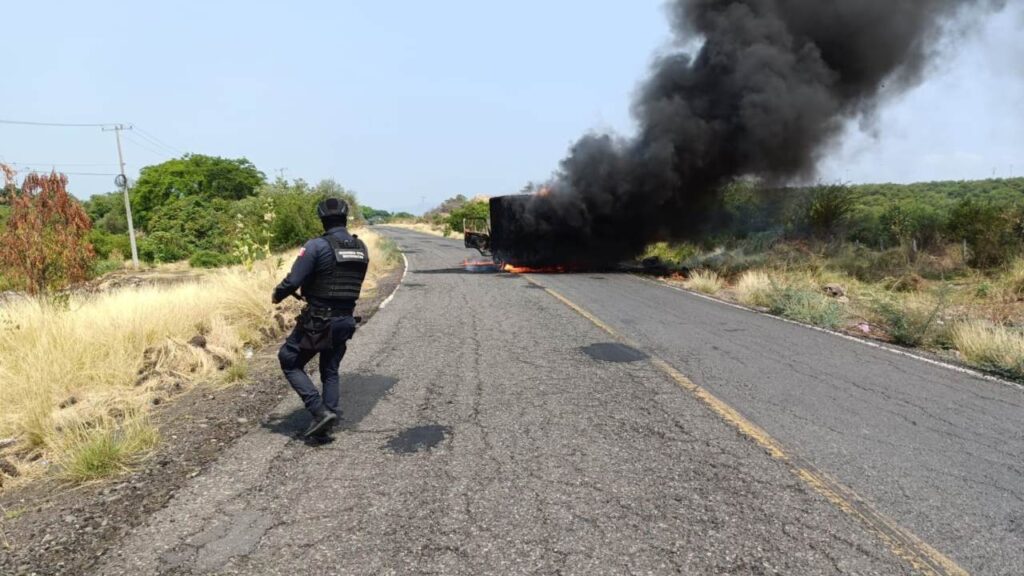 En diversos puntos de Michoacán hubo quema de vehículo y bloqueos.