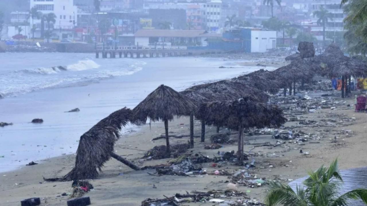 Aumenta la probabilidad de formación de huracán en costas de Guerrero, por lo que alertan a vecinos de zonas de riesgo.