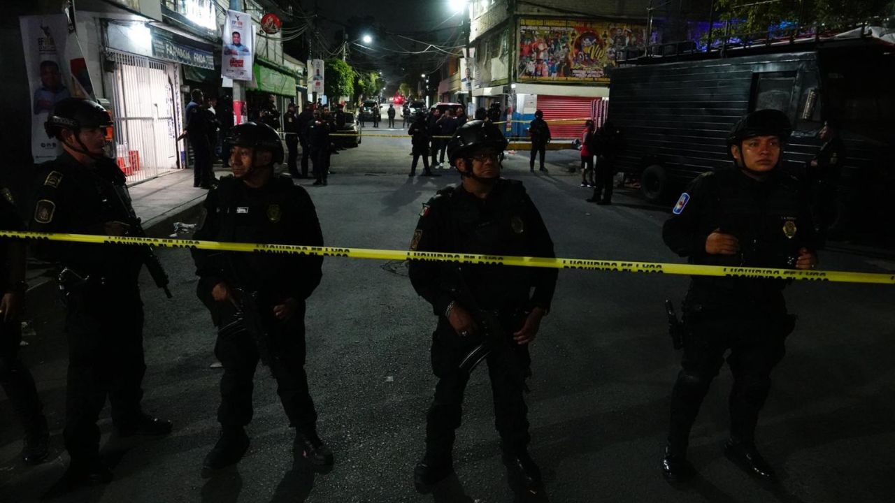 Balacera entre policías y presuntos asaltantes en Iztapalapa deja una persona sin vida.