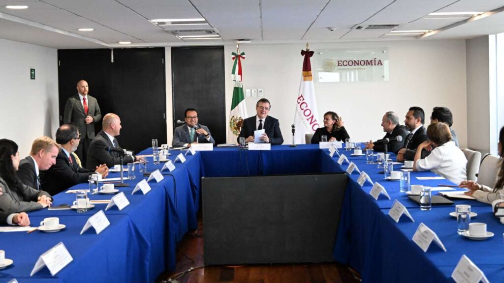 El secretario de Economía, Marcelo Ebrard, encabezó la reunión sobre el Plan Maestro de Semiconductores.