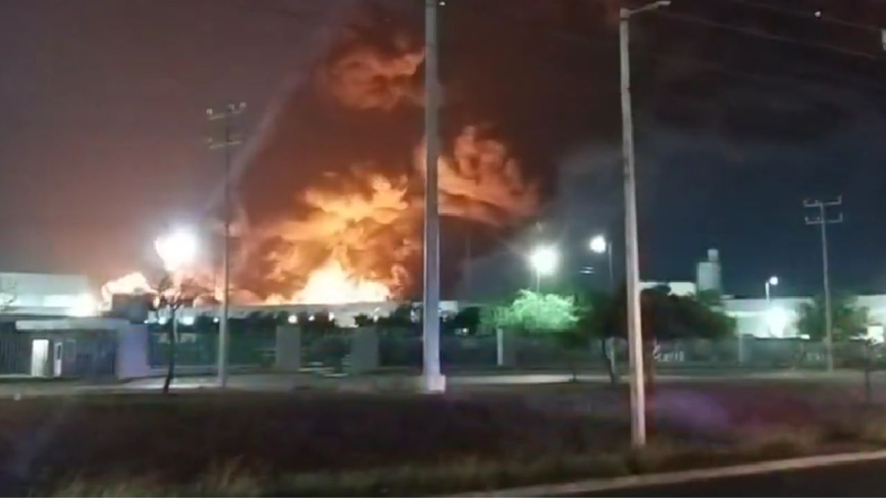 Se registra fuerte incendio en parque industrial de Ciénega de Flores, en Nuevo León.