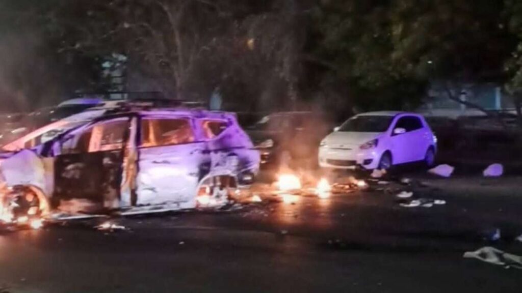 Vehículos incendiados y bloqueos se registraron en diferentes puntos de Sinaloa como en la carretera Mochis-Topolobampo.