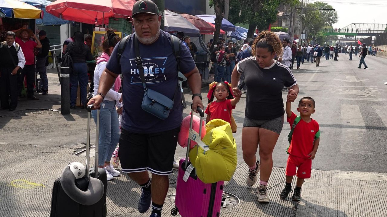 Integrantes del CNTE toman las calles aledañas al Aeropuerto Internacional de la CDMX (AICM) y bloquean accesos principales.