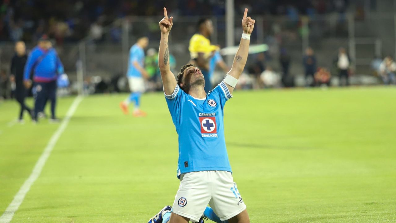 Cruz Azul derrota al América en CU en el duelo de ida de las semifinales del Clausura 2025.