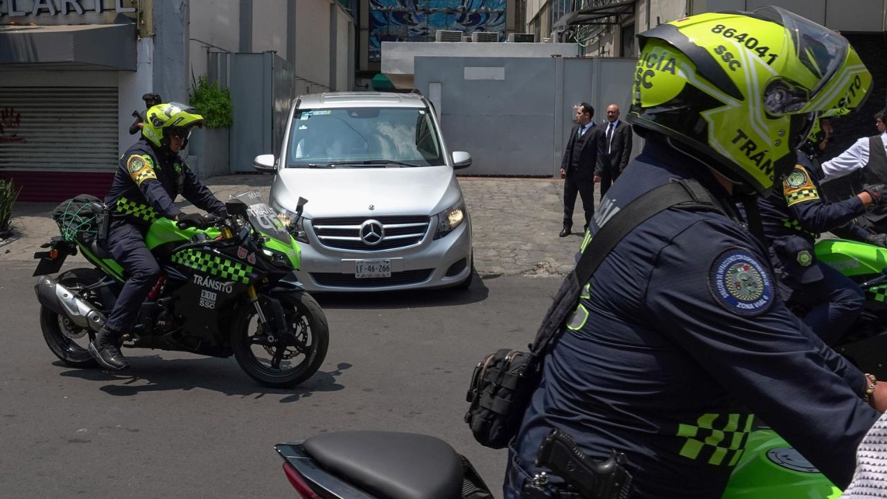 Con fuerte dispositivo de seguridad, el cuerpo de José Muñoz, asesor de Brugada asesinado, llegó al Panteón Dolores, donde lo despidieron.
