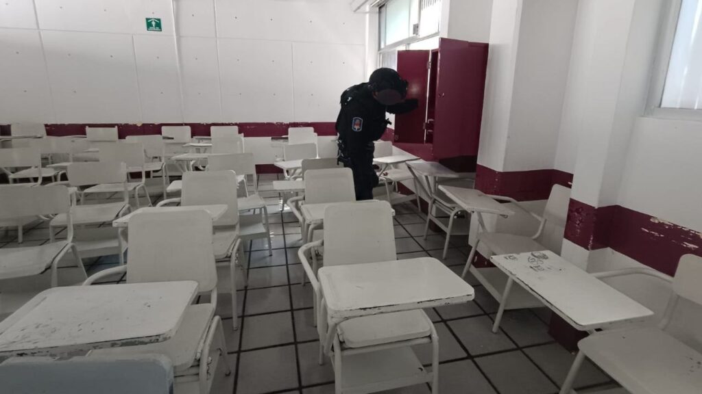 Policías capitalinos realizaron una revisión exhaustiva en el plantel para buscar el presunto artefacto explosivo.