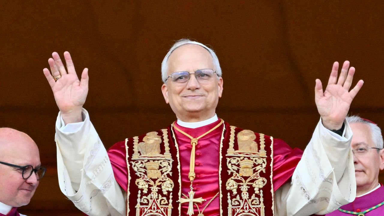 Él es Robert Francis Prevost, el nuevo papa elegido por el vaticano, tras dos días de votaciones; quien sustituirá al Papa Francisco.