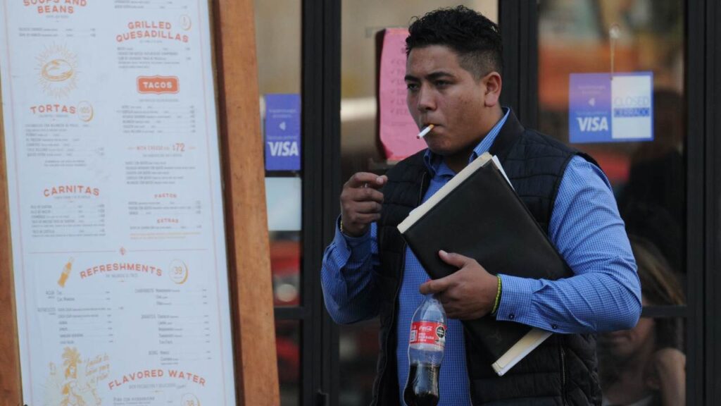 De acuerdo al nuevo reglamento para el Control de Tabaco, hay una lista de lugares públicos en donde las personas no pueden fumar.