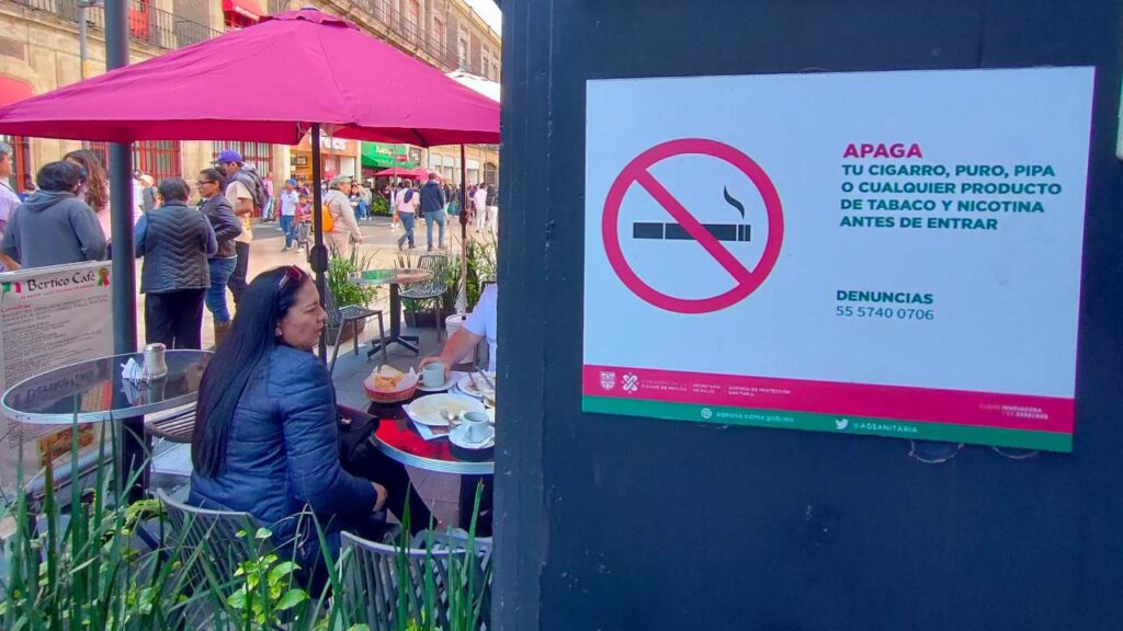  Los establecimientos públicos deben tener visible su cártel de zona libre de humo por tabaco o nicotina.