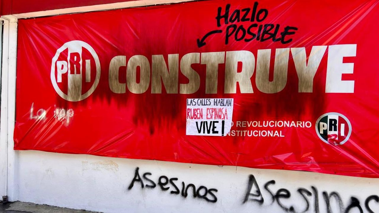 Encapuchados vandalizan al INE y al PRI en Veracruz por homenaje a Fidel Herrera