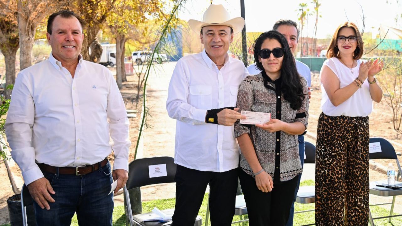 El gobernador Alfonso Durazo dio inicio a la reforestación del Bosque Urbano La Sauceda para consolidarlo como el pulmón verde de Hermosillo.