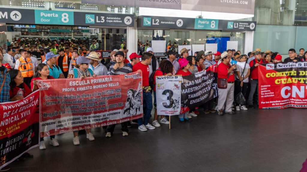 Miembros de la CNTE realizaron bloqueos en las Terminales 1 y 2 del AICM.