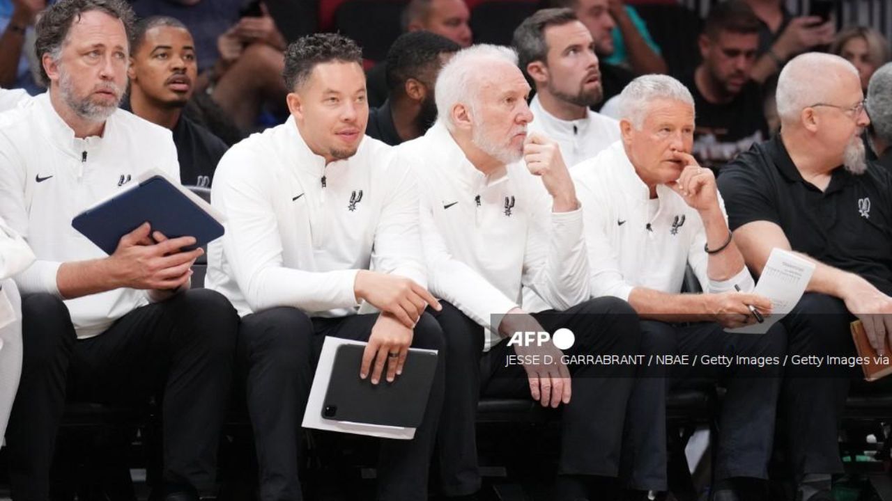 Gregg Popovich anunció que deja de ser entrenador de los San Antonio Spurs de la NBA tras 29 temporadas, luego de un derrame cerebral en 2024.