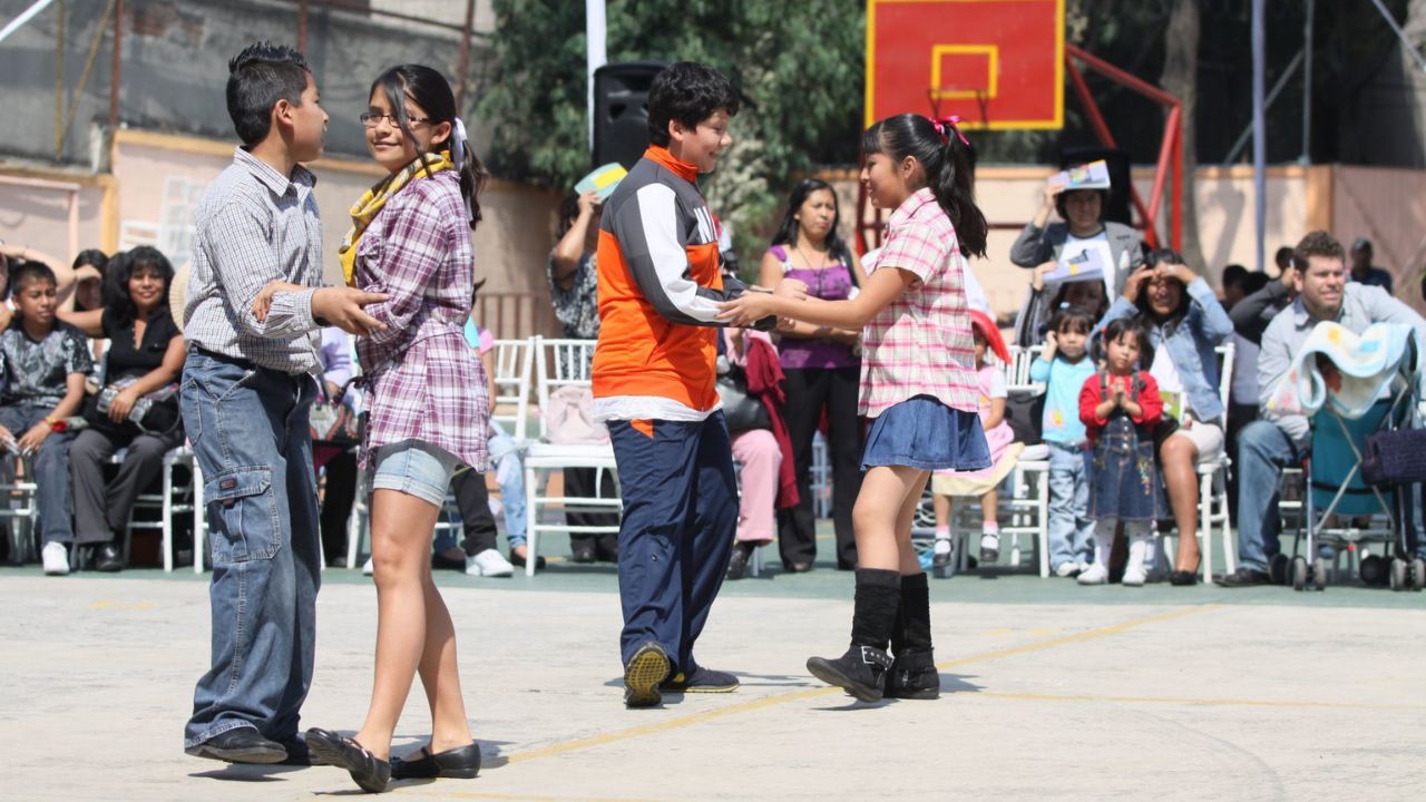Descubre si este viernes 9 de mayo habrá clases en las escuelas de educación básica con motivo de la celebración del día de las Madres. 
