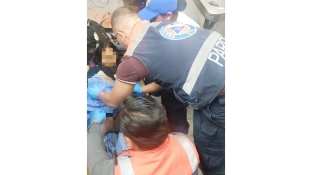Una menor de edad dio a luz en una estación del Metro de la Ciudad de México; policías auxiliares apoyaron a la joven para que tuviera a su bebé.