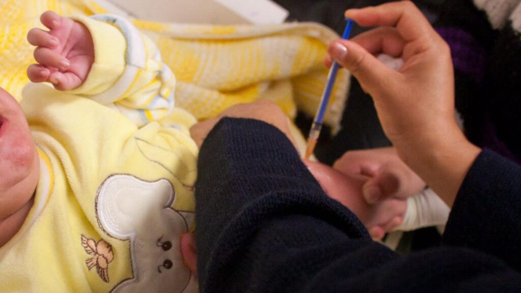 La niña, de un año, no había sido vacunada, padecía desnutrición severa y no estaba registrada.