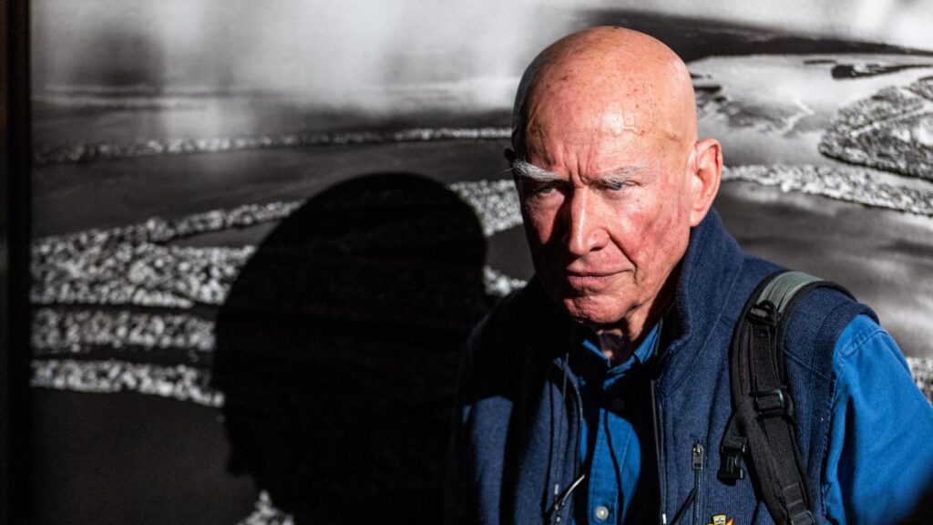 El fotógrafo brasileño Sebastiao Salgado murió este viernes en París a los 81 años, informó su familia y la Academia de Bellas Artes francesa.