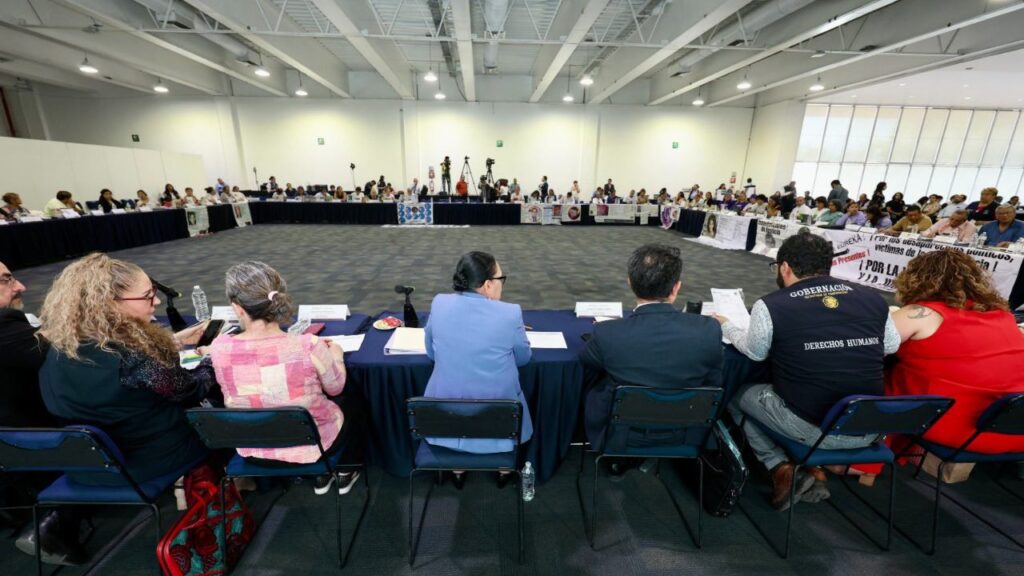 Mesa de trabajo entre personal del Gobierno mexicano y colectivos de búsqueda. 