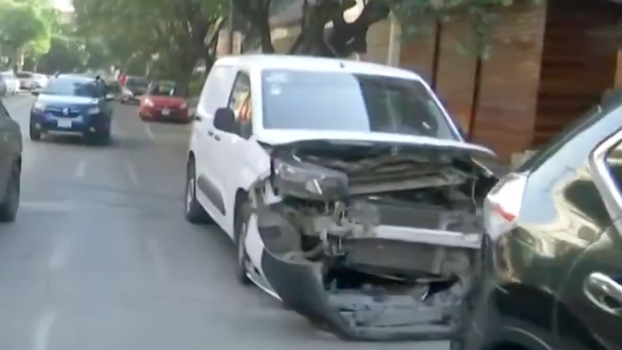 Una persecución en calles de la colonia Del Valle provocó un choque que dejó dañados varios vehículos, sin personas lesionadas.
