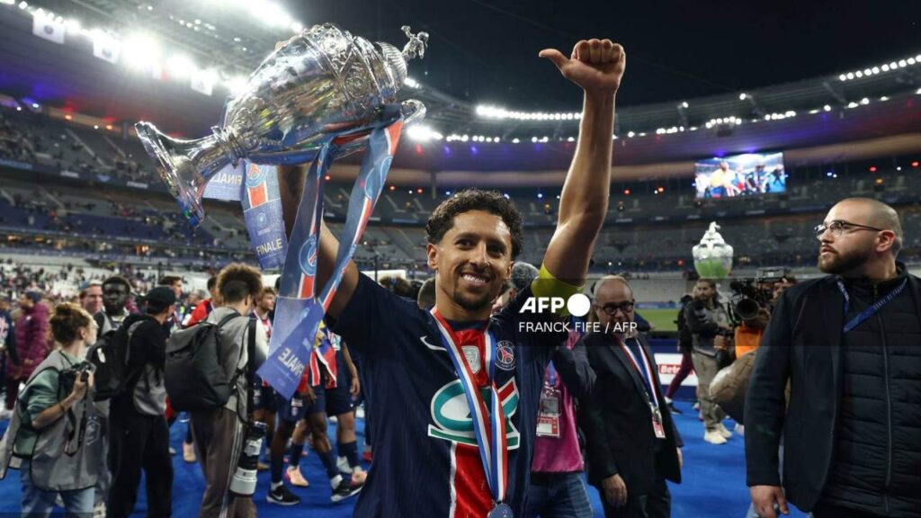 Marquinhos levanta el trofeo de campeón tras ganar la Copa de Francia con el PSG.