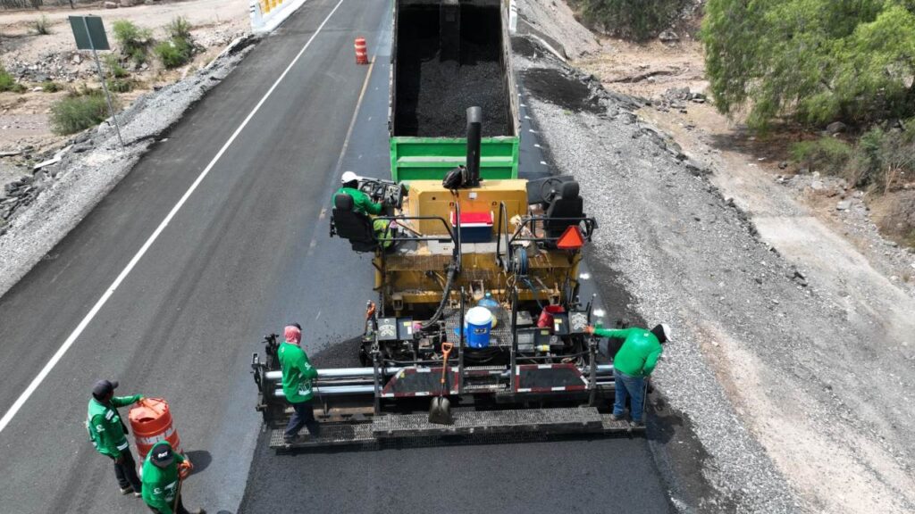 El Gobernador de SLP, Ricardo Gallardo, supervisó las obras en el Altiplano. 