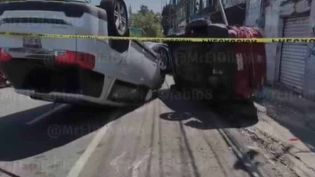 Dos vehículos quedaron volcados sobre la Avenida Centenario.