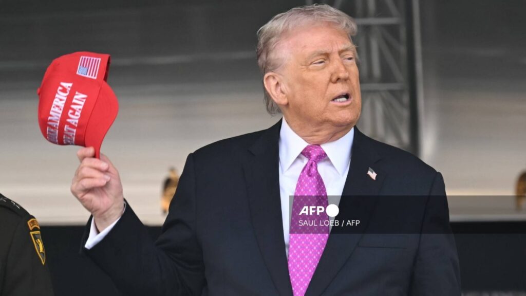La administración de Donald Trump quiere poner impuestos a las remesas que envían mexicanos desde EU.