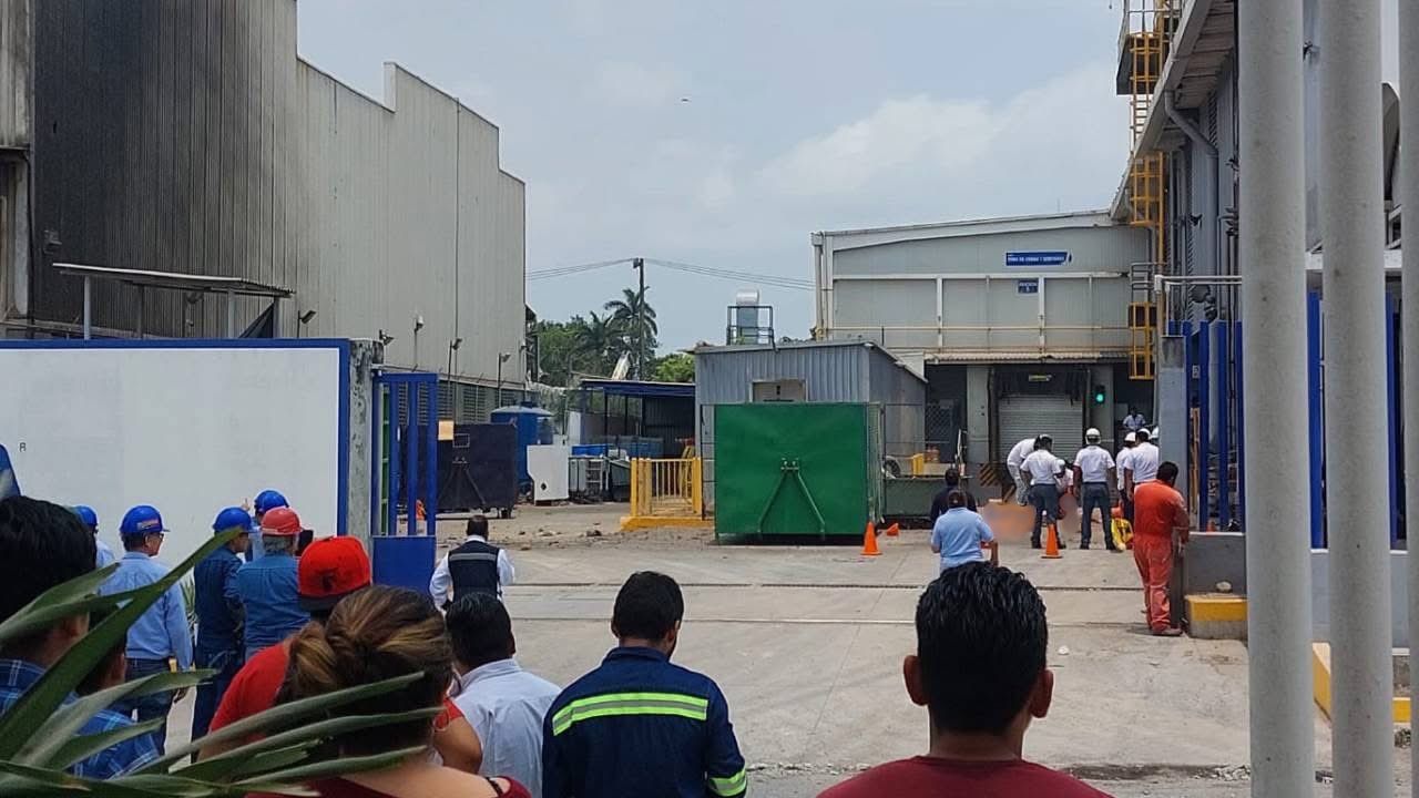 La explosión en una planta de la empresa Lala en la Ciudad Industrial en Veracruz dejó como saldo una personas muerta y tres más heridas.