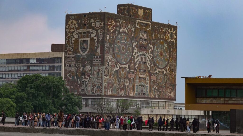 La comunidad estudiantil de la Universidad realizó una marcha hacia el edificio de Rectoría, pero encapuchados realizaron destrozos a su paso.
