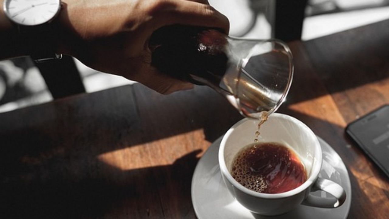 Preparando una taza de café 