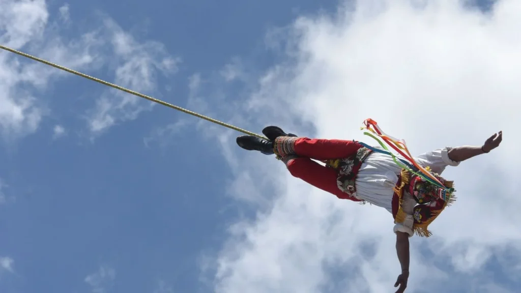 A cuatro voladores de Papantla  los trasladaron de urgencia al Hospital Regional de Poza Rica