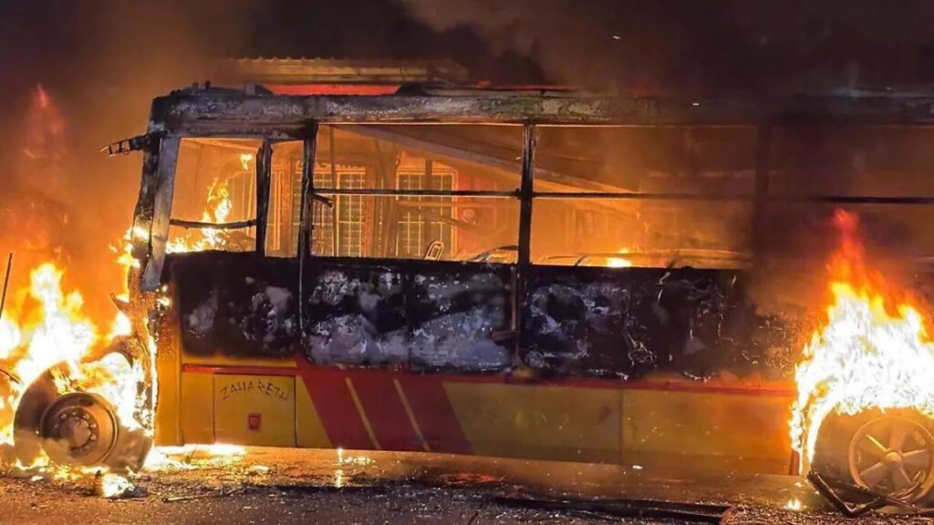 Un camión del transporte público resultó quemado con cinco cuerpos en su interior sobre la avenida Ruiz Cortines del puerto, en la colonia La Laja, en Acapulco.
