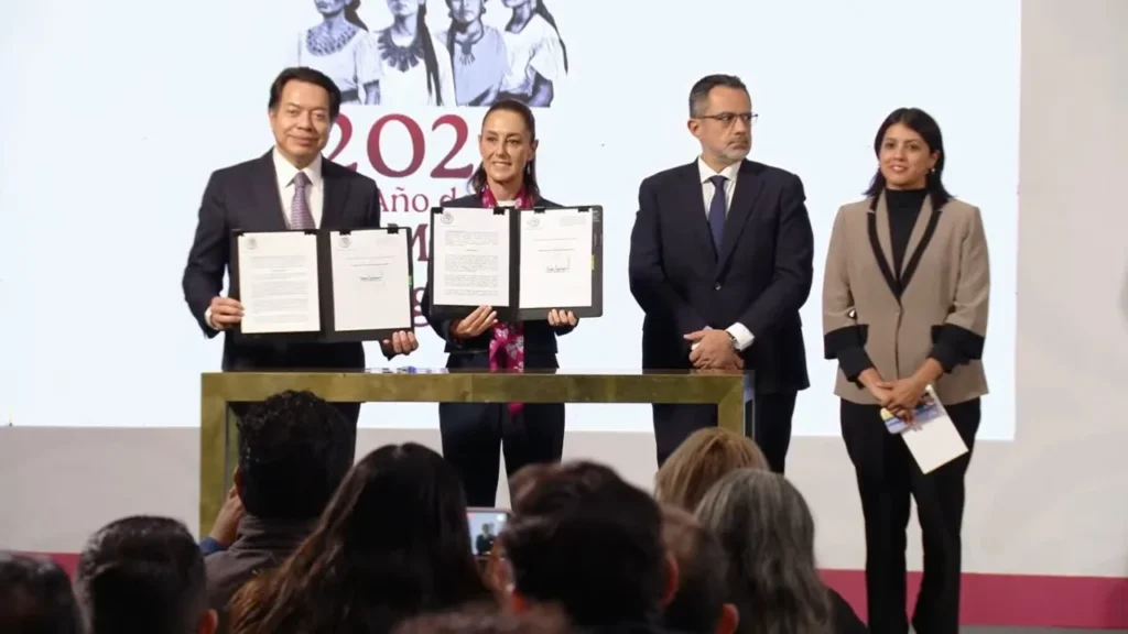 Firma decretos de educación Sheinbaum en la mañanera