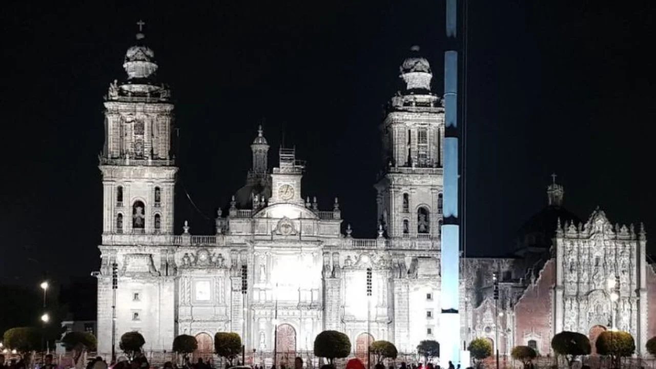 Elementos de emergencia colocaron una sábana de color azul sobre el cuerpo de la mujer tras confirmar el deceso en indicaciones del Zócalo 