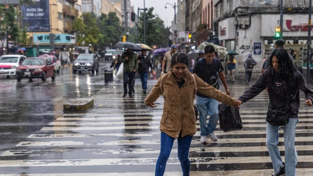 Lluvias ponen en evidencia insuficiencia de drenaje en CDMX