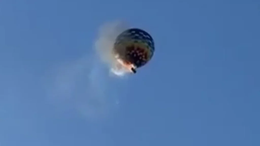 Globo aerostático con al menos 21 personas a bordo  cae tras incendiarse en el aire en Prai Grande, Brasil 
