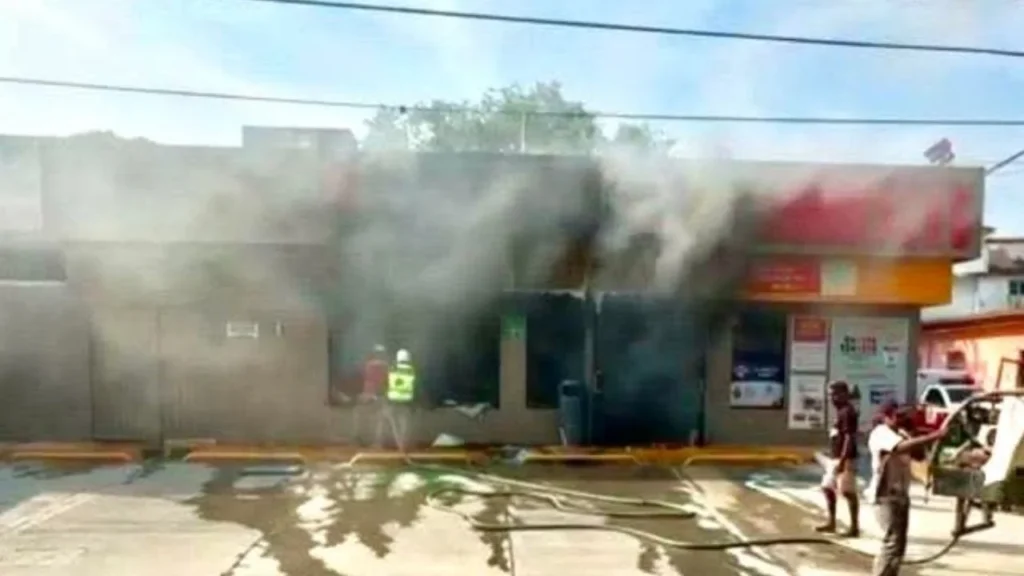 Al menos dos sucursales de la cadena de tiendas Oxxo fueron presuntamente incendiadas este lunes en diferentes puntos de Juchitán