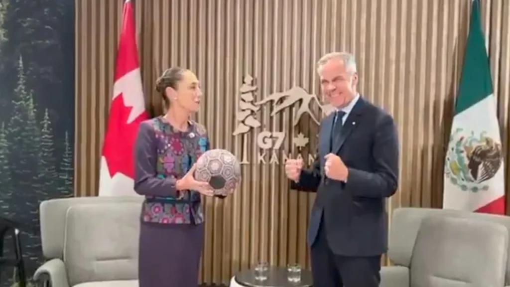 Sheinbaum regala balón a Mark Carney rumbo al Mundial 2026
